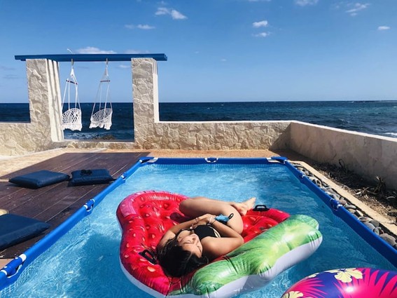 Piscina de temporada con vista al océano